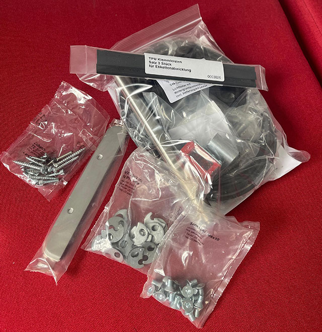 Verpackung mit verschiedenen Kleinteilen