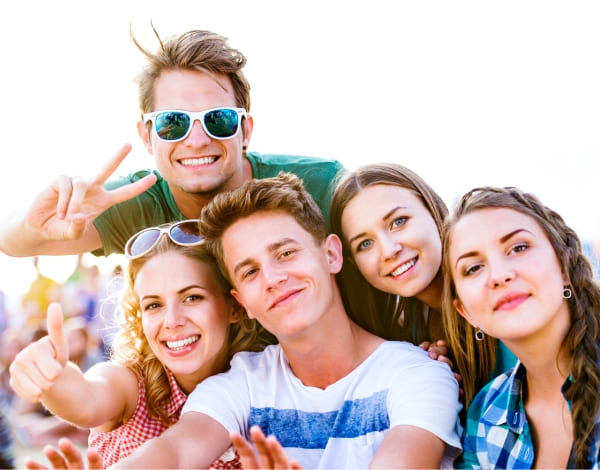 F�nf Jugendliche lachen in die Kamera