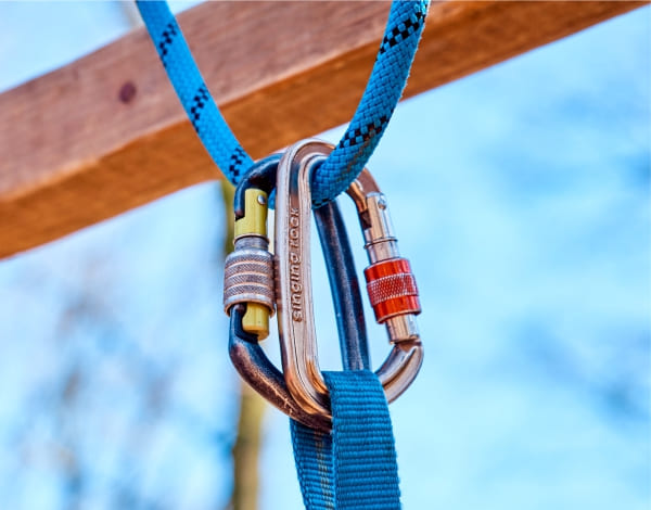 Gro�aufnahme auf zwei eingeh�ngte Sicherungskarabiner