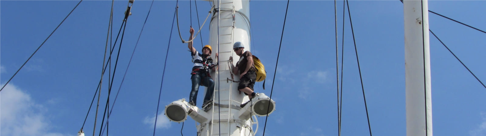 Zwei Teilnehmer stehen in gro�er H�he auf der Plattform eines Mastes des Cap San Diego