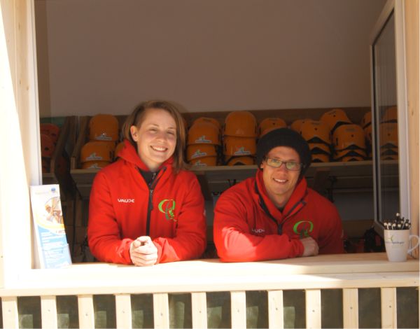 Zwei Mitarbeiter stehen im Empfangsraum und l�cheln in die Kamera