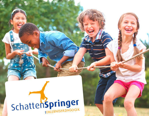 Vier Kinder ziehen lachend an einem Seil eingeblended ist das Logo von Schattenspringer Erlebnisp�dagogik